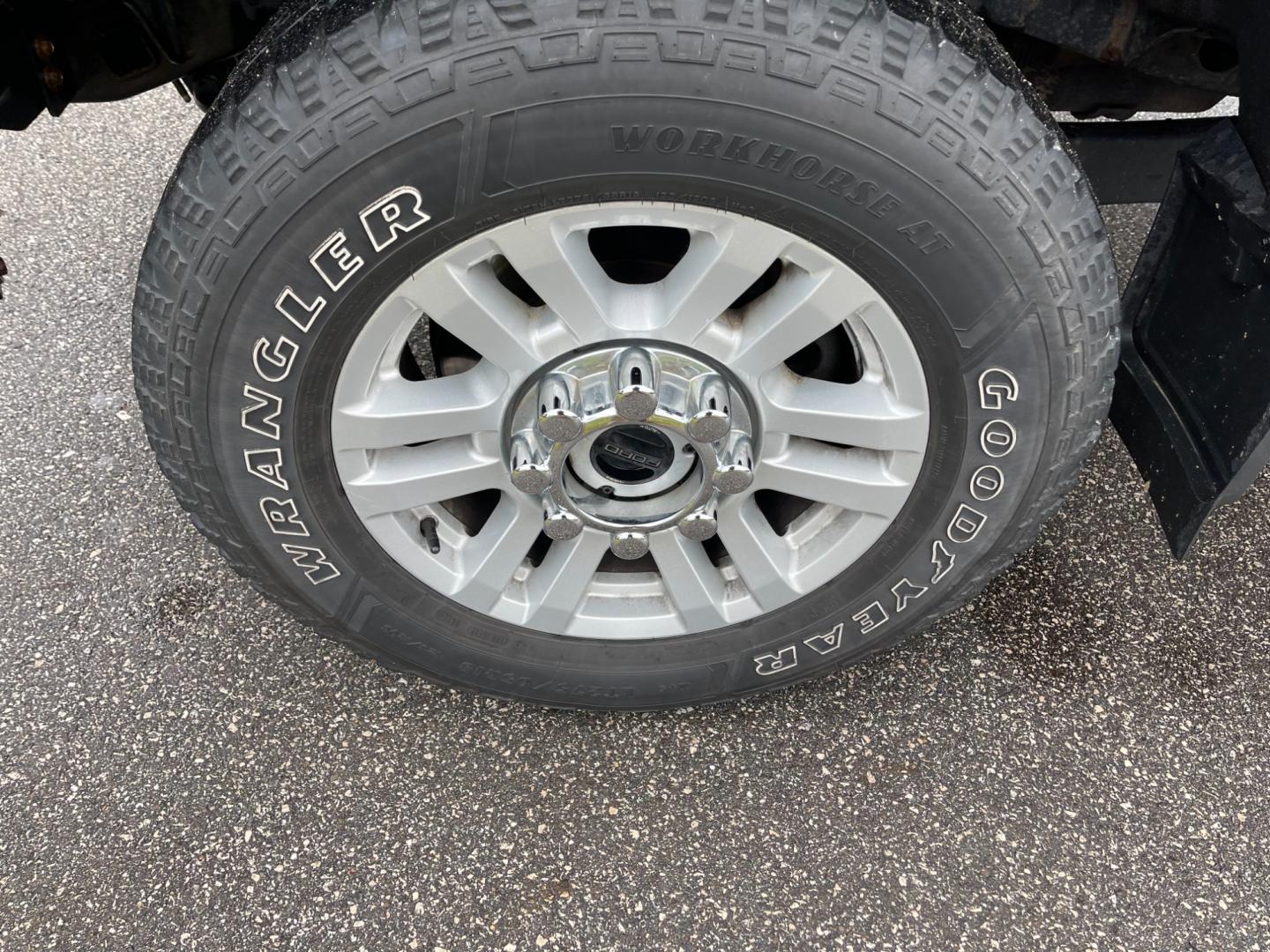 2017 Black /Gray Ford F-250 SD XLT Reg Cab 4WD (1FTBF2B69HE) with an 6.2L V8 OHV 16V FFV engine, 6-Speed Automatic transmission, located at 11115 Chardon Rd. , Chardon, OH, 44024, (440) 214-9705, 41.580246, -81.241943 - This 2017 Ford F-250 XLT Reg Cab is a capable heavy-duty truck equipped with a powerful 6.2L V8 engine, paired with a 6-speed automatic transmission and 3.73 gearing. It features daytime running lights, dusk-sensing headlights, a backup camera, backup sensors, and a snow plow package. This truck boa - Photo#13